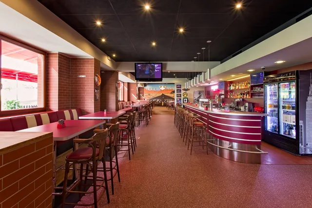 SALOON PUB