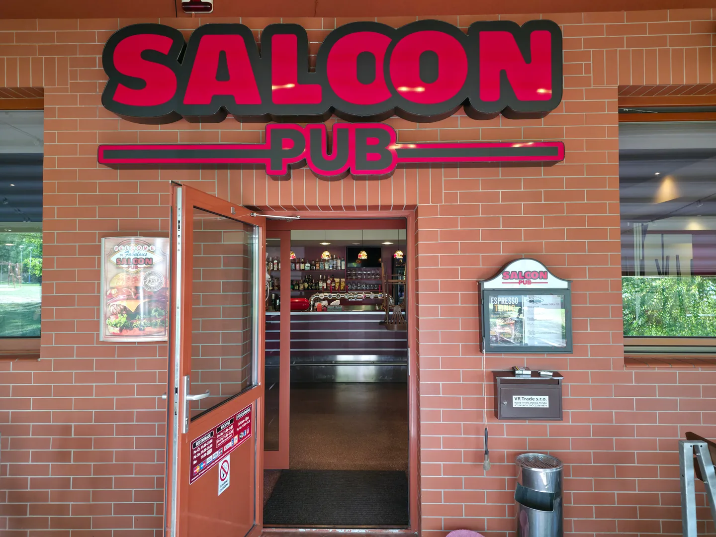 Vchod do Saloon Pubu pod červeným nápisem Saloon